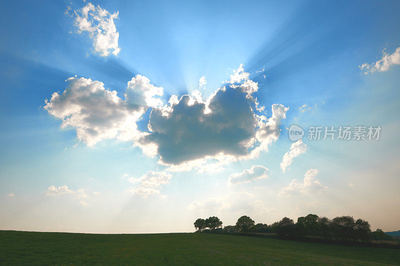 XXXL阳光/阳光背后的云和剪影的树木